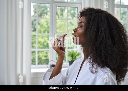 Sana giovane donna nera che tiene vitamina pillola dietetica che prende i supplementi giornalieri. Foto Stock