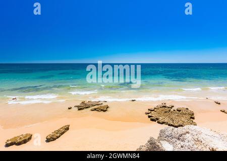 Veduta aerea panoramica di Praia da Gale, spiaggia di Gale, vicino Albufeira e Armacao De Pera, Algarve, Portogallo Foto Stock