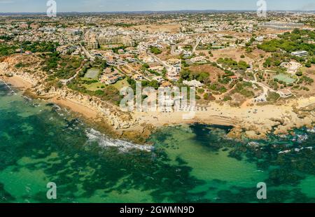 Veduta aerea panoramica di Praia da Gale, spiaggia di Gale, vicino Albufeira e Armacao De Pera, Algarve, Portogallo Foto Stock