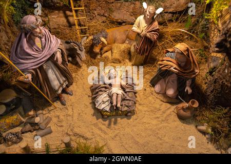 set di figure di natale per esprimere la nascita di gesù con san giuseppe maria un angelo il mulo e il bue natale Foto Stock