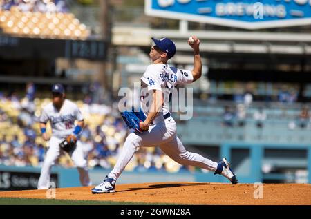 Los Angeles, California, Stati Uniti. 3 ottobre 2021. Los Angeles Dodgers Pitcher (21) Walker Buehler durante l'ultima partita della stagione contro i Milwaukee Brewers al Dodgers Stadium di Los Angeles, California domenica 3 ottobre 2021.Armando Arorizo (Credit Image: © Armando Arorizo/Prensa Internacional via ZUMA Press Wire) Foto Stock