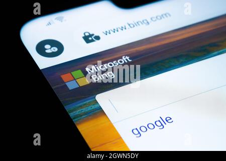Sito Web del motore di ricerca Microsoft BING con la parola DIGITATA DI GOOGLE visualizzata sullo schermo dello smartphone. Concetto per la concorrenza. Messa a fuoco selettiva. Stafford, United King Foto Stock