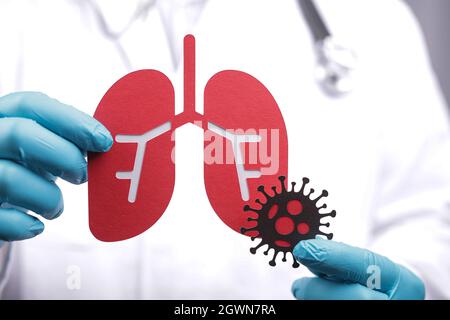 Una persona che presenta una proiezione 3D di polmoni infettati dal coronavirus Foto Stock