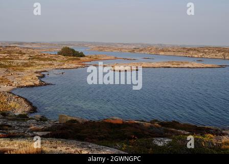 Tramonto nell'arcipelago di Fjällbacka sulla costa occidentale della Svezia Foto Stock