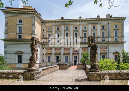 La facciata di Villa Farnese, un palazzo pentagonale nella città di Caprarola in provincia di Viterbo, Lazio settentrionale, Italia Foto Stock