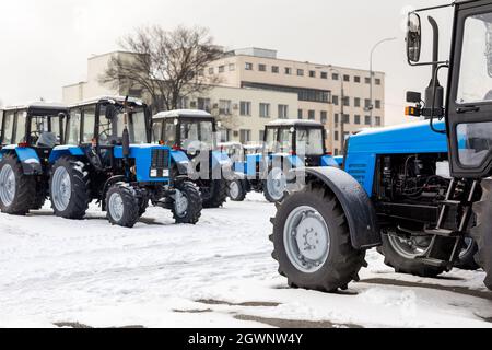 Molti trattori diversi in fila alla fiera agricola per la vendita Outdoor.Equipment for Agriculture.Heavy macchine industriali presentati a. Foto Stock