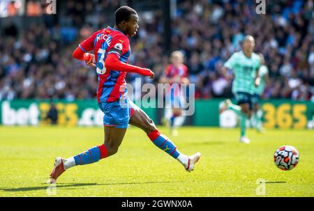 Londra, Regno Unito. 03 ottobre 2021. Tyrick Mitchell of Crystal Palace FC passa la palla durante la partita della Premier League tra Crystal Palace e Leicester City a Selhurst Park, Londra, Inghilterra, il 3 ottobre 2021. Foto di Phil Hutchinson. Solo per uso editoriale, licenza richiesta per uso commerciale. Nessun utilizzo nelle scommesse, nei giochi o nelle pubblicazioni di un singolo club/campionato/giocatore. Credit: UK Sports Pics Ltd/Alamy Live News Foto Stock