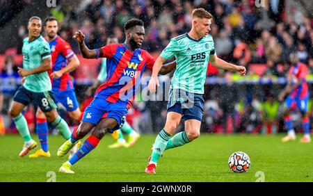 Odsonne Edouard del Crystal Palace FC insegue Harvey Barnes del Leicester City FC durante la partita della Premier League tra Crystal Palace e Leicester City a Selhurst Park, Londra, Inghilterra, il 3 ottobre 2021. Foto di Phil Hutchinson. Solo per uso editoriale, licenza richiesta per uso commerciale. Nessun utilizzo nelle scommesse, nei giochi o nelle pubblicazioni di un singolo club/campionato/giocatore. Credit: UK Sports Pics Ltd/Alamy Live News Foto Stock