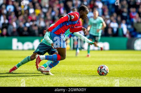 Londra, Regno Unito. 03 ottobre 2021. Tyrick Mitchell del Crystal Palace FC toglie la palla durante la partita della Premier League tra Crystal Palace e Leicester City a Selhurst Park, Londra, Inghilterra, il 3 ottobre 2021. Foto di Phil Hutchinson. Solo per uso editoriale, licenza richiesta per uso commerciale. Nessun utilizzo nelle scommesse, nei giochi o nelle pubblicazioni di un singolo club/campionato/giocatore. Credit: UK Sports Pics Ltd/Alamy Live News Foto Stock