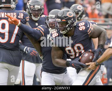 Chicago, Stati Uniti. 03 ottobre 2021. Chicago Bears Defensive Tackle Bilal Nichols (98) celebra il suo fumble recupero contro i Detroit Lions al Soldier Field di Chicago domenica 3 ottobre 2021. Gli orsi vincono il 24-14. Foto di Mark Black/UPI Credit: UPI/Alamy Live News Foto Stock