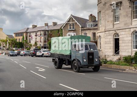 Beaumaris, Galles: Seddon Diesel, camion che passa il Bulkeley Hotel dopo il rally anglesey vintage 2021. Foto Stock