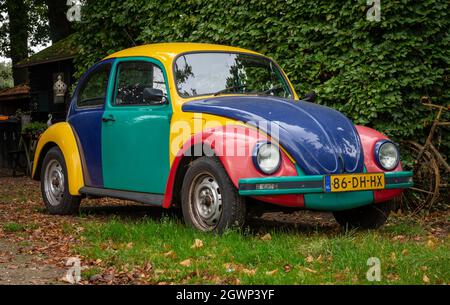 Gander, Brabante del Nord, Paesi Bassi, 02.10.2021, Volkswagen multicolore 113 Beetle Harlequin dal 1996 Foto Stock