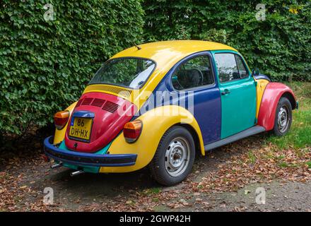 Gander, Brabante Nord, Paesi Bassi, 02.10.2021, vista posteriore di Volkswagen multicolore 113 Beetle Harlequin dal 1996 Foto Stock