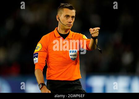 LIONE, FRANCIA - SETTEMBRE 19: Arbitro Clement Turpin durante la partita Ligue 1 tra Olympique Lyonnais e Parigi Saint-Germain al Parc Olympique Lyonnais il 19 Settembre 2021 a Lione, Francia (Foto di Geert van Erven/Orange Pictures) Foto Stock