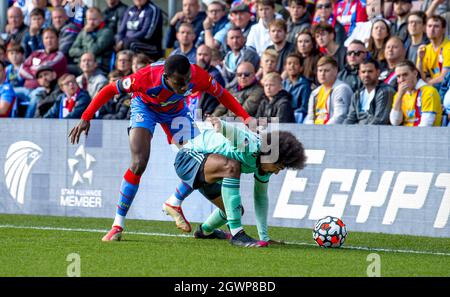 Londra, Regno Unito. 03 ottobre 2021. Hamza Choudhury del Leicester City FC e Tyrick Mitchell del Crystal Palace FC sfidano la palla vicino all'area di rigore del Crystal Palace FC durante la partita della Premier League tra Crystal Palace e Leicester City a Selhurst Park, Londra, Inghilterra, il 3 ottobre 2021. Foto di Phil Hutchinson. Solo per uso editoriale, licenza richiesta per uso commerciale. Nessun utilizzo nelle scommesse, nei giochi o nelle pubblicazioni di un singolo club/campionato/giocatore. Credit: UK Sports Pics Ltd/Alamy Live News Foto Stock