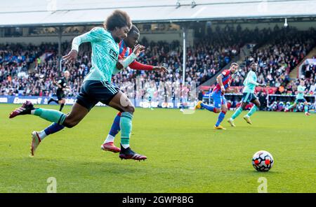 Londra, Regno Unito. 03 ottobre 2021. Hamza Choudhury del Leicester City FC porta la palla in avanti essendo ombreggiato da Tyrick Mitchell del Crystal Palace FC durante la partita della Premier League tra Crystal Palace e Leicester City a Selhurst Park, Londra, Inghilterra, il 3 ottobre 2021. Foto di Phil Hutchinson. Solo per uso editoriale, licenza richiesta per uso commerciale. Nessun utilizzo nelle scommesse, nei giochi o nelle pubblicazioni di un singolo club/campionato/giocatore. Credit: UK Sports Pics Ltd/Alamy Live News Foto Stock