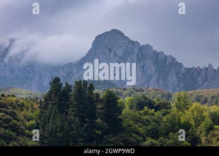 Un bel colpo delle montagne dei Pirenei sotto il cielo nuvoloso Foto Stock