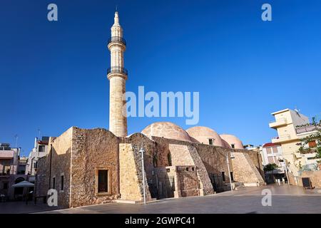 Una moschea di pietra con un minareto nella città di Rethymno sull'isola di Creta in Grecia Foto Stock