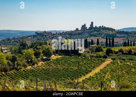 Piccola cittadina medievale di San Gimignano, skyline della Toscana Foto Stock