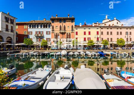 Desenzano del Garda, Italia - 22 settembre 2021: Vista sul porticciolo del Lago di Garda una giornata di sole a Desenzano. Foto Stock