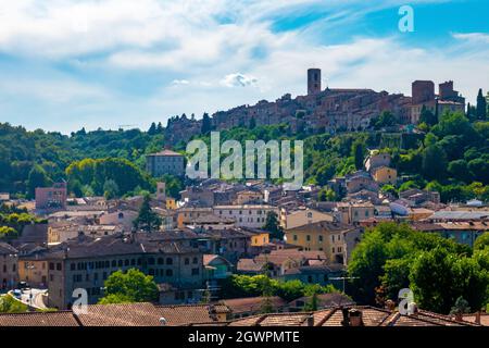 Piccola città medievale di Colle Val d'Elsa skyline, Toscana, Italia Foto Stock