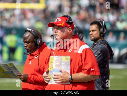 Philadelphia, Pennsylvania, Stati Uniti. 3 ottobre 2021. I capi si dirigano verso ANDY REID durante una partita di football della NFL tra le Philadelphia Eagles e i Kansas City Chiefs al Lincoln Financial Field di Philadelphia, Pennsylvania. I Chiefs vincono 42-30. (Credit Image: © Jim Z. Rider/ZUMA Press Wire) Foto Stock