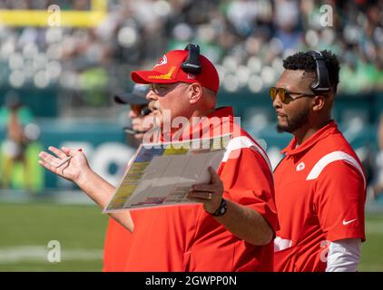 Philadelphia, Pennsylvania, Stati Uniti. 3 ottobre 2021. I capi si dirigano verso ANDY REID durante una partita di football della NFL tra le Philadelphia Eagles e i Kansas City Chiefs al Lincoln Financial Field di Philadelphia, Pennsylvania. I Chiefs vincono 42-30. (Credit Image: © Jim Z. Rider/ZUMA Press Wire) Foto Stock