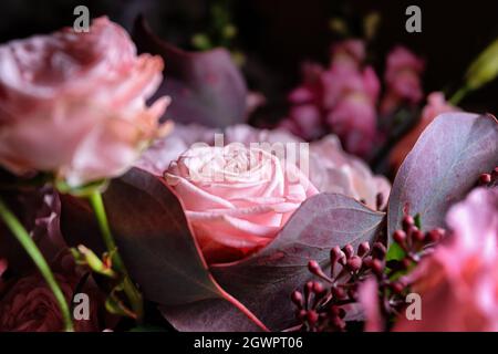 Bouquet di rose e fiori gartens primo piano su sfondo nero con profondità di campo poco profonda e sfondo sfocato Foto Stock