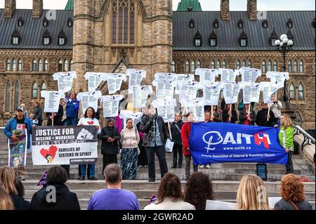 Ottawa, Canada - 25 ottobre 2012: Le persone si riuniscono per chiedere al governo canadese di adottare un piano nazionale per porre fine alla violenza contro le donne nella Parliament Hill di Ottawa, Ontario. Il raduno ha incluso la gente indigena e i membri dell'associazione dell'Ontario delle case di transizione e di intervallo e della Federazione canadese delle donne dell'università. Foto Stock