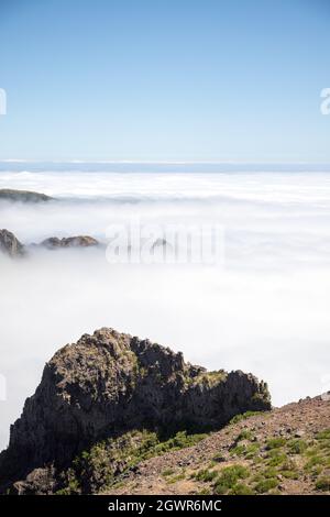 Enormi montagne e colline sopra le nuvole a Pico do Arieiro all'Isola di Madeira Foto Stock