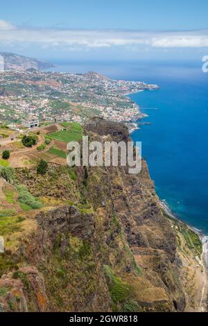 Montagne e città di Funchal vista da 'Cabo Girão' nell'isola di Madeira Foto Stock