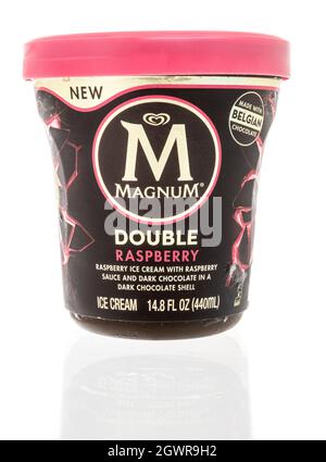 Winneconne, WI -12 Settembre 2021: Un pacchetto di doppio gelato al lampone Magnum su sfondo isolato Foto Stock