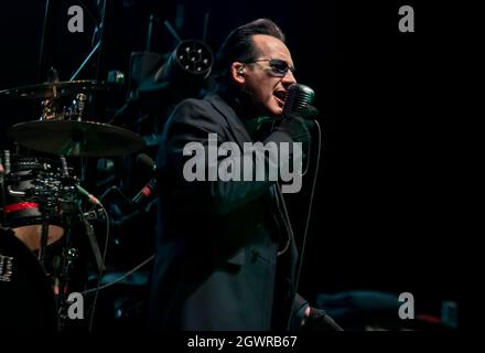 Dave Vanian, il cantante Damned, vive in concerto alla Birmingham Genting Arena, 16 giugno 2018. Fotografia di musica dal vivo. Foto Stock