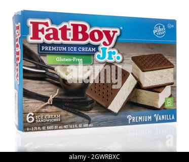 Winneconne, WI -3 ottobre 2021: Un pacchetto di sadwiches gelato alla vaniglia Fatboy Jr su uno sfondo isolato Foto Stock