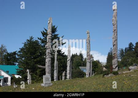 Totem Poles nel Namgis sepoltura originale in Alert Bay, Cormorant Island, BC Foto Stock