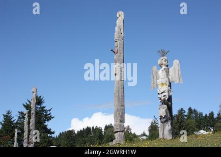 Totem Poles nel Namgis sepoltura originale in Alert Bay, Cormorant Island, BC Foto Stock