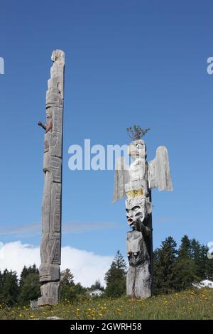 Totem Poles nel Namgis sepoltura originale in Alert Bay, Cormorant Island, BC Foto Stock