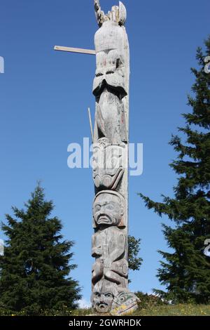 Totem Poles nel Namgis sepoltura originale in Alert Bay, Cormorant Island, BC Foto Stock