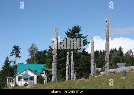 Totem Poles nel Namgis sepoltura originale in Alert Bay, Cormorant Island, BC Foto Stock