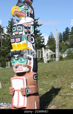 Totem Poles nel Namgis sepoltura originale in Alert Bay, Cormorant Island, BC Foto Stock