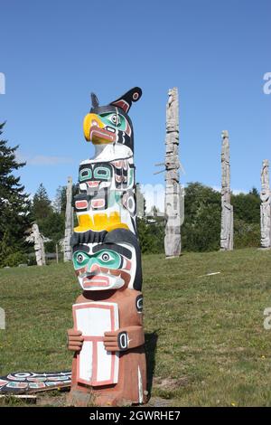 Totem Poles nel Namgis sepoltura originale in Alert Bay, Cormorant Island, BC Foto Stock