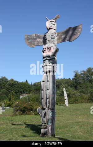 Totem Poles nel Namgis sepoltura originale in Alert Bay, Cormorant Island, BC Foto Stock