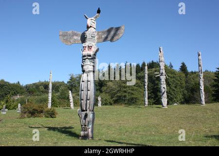 Totem Poles nel Namgis sepoltura originale in Alert Bay, Cormorant Island, BC Foto Stock