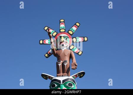 Totem Poles nel Namgis sepoltura originale in Alert Bay, Cormorant Island, BC Foto Stock