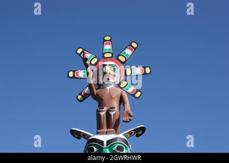 Totem Poles nel Namgis sepoltura originale in Alert Bay, Cormorant Island, BC Foto Stock