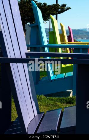 Grandi sedie colorate sul lungomare di Napier, Hawkes Bay, Isola del Nord, Nuova Zelanda Foto Stock