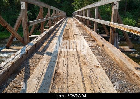 Dettaglio della superficie del ponte pedonale che attraversa la biforcazione sud del fiume Clearwater in Idaho, USA Foto Stock