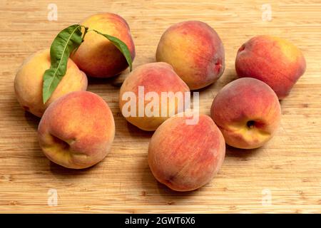 Pesche appena raccolte in mostra, Orchard, SW Michigan, USA, di James D Coppinger/Dembinsky Photo Assoc Foto Stock