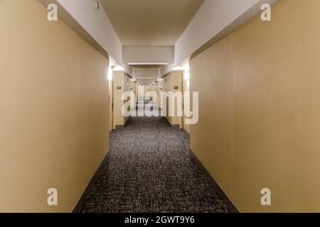 Corridoio dell'hotel vuoto e lungo Foto Stock