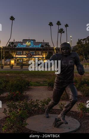 Statua di Jackie Robinson di fronte allo stadio Rose Bowl Foto Stock